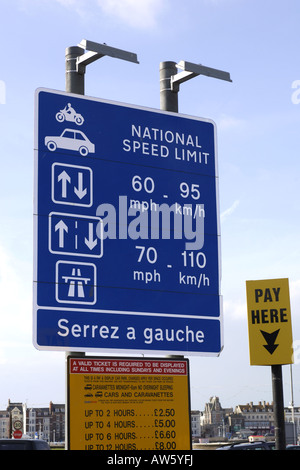 Cartello in Francese presso un porto inglese per informare i conducenti stranieri di limiti di velocità e di guidare a sinistra Foto Stock