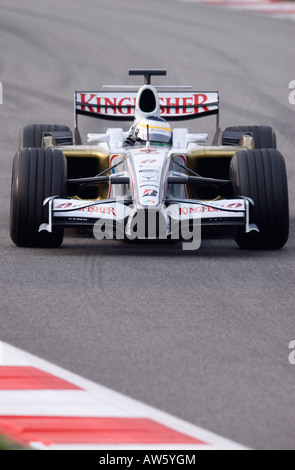 Giancarlo Fisichella ITA in la Force India Ferrari VJM01 racecar durante la Formula 1 sessioni di prove sul Circuito de Catalunya Foto Stock