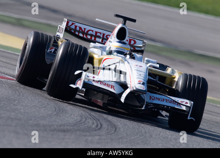 Giancarlo Fisichella ITA in la Force India Ferrari VJM01 racecar durante la Formula 1 sessioni di prove sul Circuito de Catalunya Foto Stock