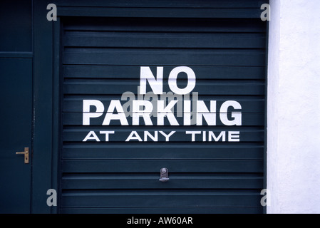 Nessun segno di parcheggio su una porta di garage nel Regno Unito Foto Stock