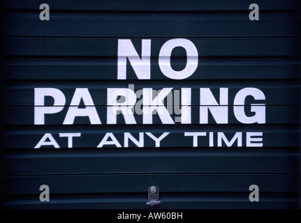 Nessun segno di parcheggio su una porta di garage nel Regno Unito Foto Stock