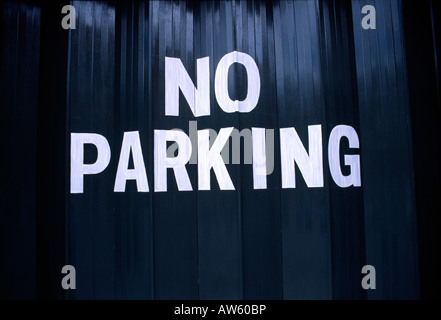 Nessun segno di parcheggio su una porta di garage nel Regno Unito Foto Stock