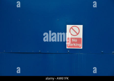 Nessun segno di parcheggio su una porta blu in hay on Wye Foto Stock