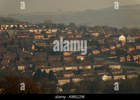 Caerphilly tetti di alloggi urbani su una collina nel Galles Foto Stock