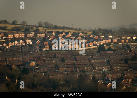 Caerphilly tetti di alloggi urbani su una collina nel Galles Foto Stock