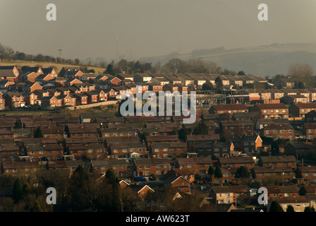 Caerphilly tetti di alloggi urbani su una collina nel Galles Foto Stock