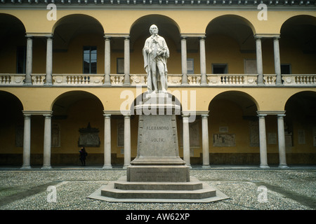 Pavia Italia statue del passato alumni nel cortile dell'Università di Pavia Foto Stock