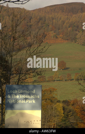 Trossachs / Parco Nazionale del Loch Lomond segno, tardo autunno nel Trossachs, vicino Aberfoyle, Perthshire Scozia, Aprile 2007 Foto Stock