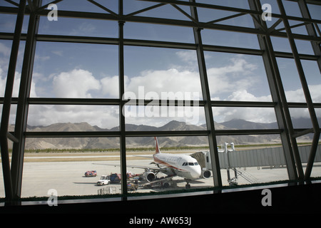 La vista dalla sala partenze di Lhasa Gonggar Aeroporto in Tibet, ufficialmente parte della Cina. Foto Stock