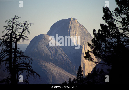 Il Parco Nazionale di Yosemite visto da Olmsted Point al tramonto California USA Foto Stock