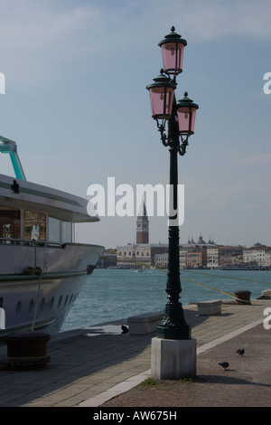 Cercando di Piazza San Marco e il Campanile da Riva degli Schiavoni Venezia Italia Aprile 2007 Foto Stock