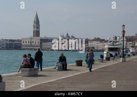 Cercando di Piazza San Marco e il Campanile da Riva degli Schiavoni Venezia Italia Aprile 2007 Foto Stock