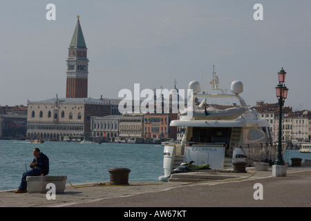 Cercando di Piazza San Marco e il Campanile da Riva degli Schiavoni Venezia Italia Aprile 2007 Foto Stock