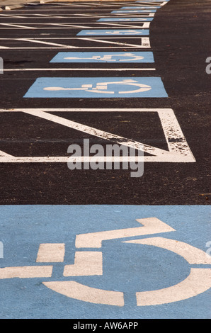 Fila di portatori di handicap di spazi di parcheggio USA Foto Stock