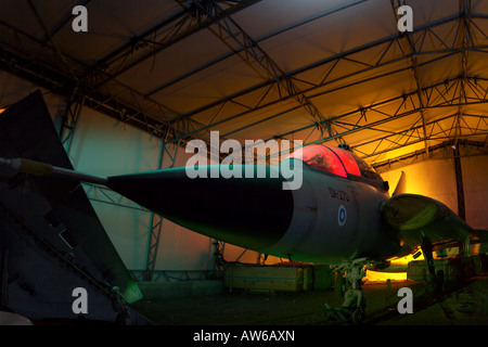 Messa a terra in modo permanente da combattimento aereo in hangar Foto Stock