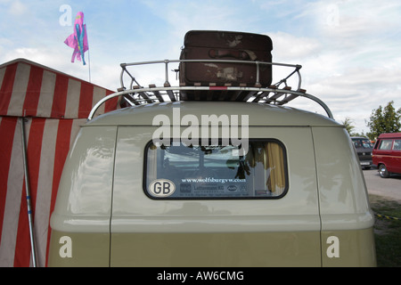 La Volkswagen Kombi camper è un veicolo utilitario che ha raggiunto sia classici che lo status di culto durante la sua produzione Foto Stock