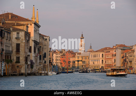 Case lungo Canal Grande Venezia Italia Aprile 2007 Foto Stock