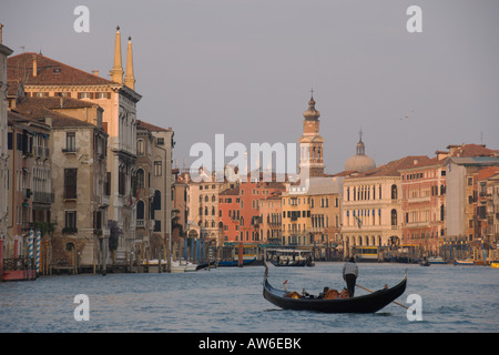 Case in gondola lungo il Canal Grande Venezia Italia Aprile 2007 Foto Stock