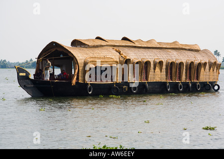 Un Kettu Vallam casa galleggiante sul fiume, Kuttanad lagune, vicino Kainakary, Alleppey distretto, Kerala, India Foto Stock
