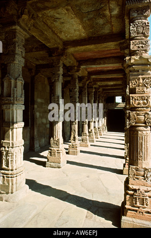 India Delhi Qutb Minar scolpito pilastri di pietra prese dal tempio indù Foto Stock