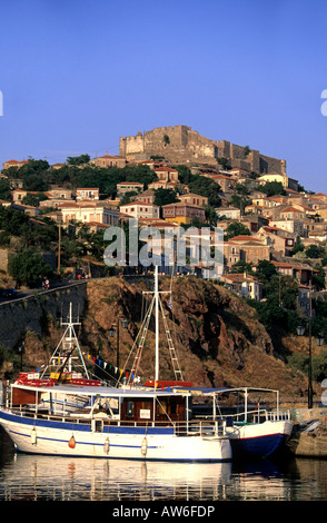 La Grecia Nord Egeo mitilini isola vista del porto di molivos e castello Foto Stock