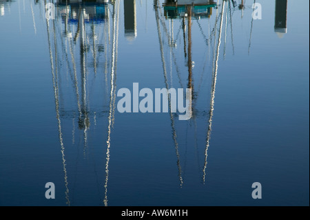 La riflessione di barche per la pesca in acqua Bodega Bay, CALIFORNIA, STATI UNITI D'AMERICA Foto Stock