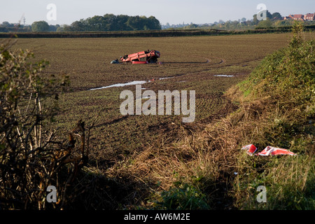 Si è schiantato auto nel campo a fianco di COUNTRY ROAD UK Foto Stock