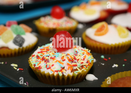 Un vassoio di squisiti dolci di fata Foto Stock