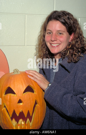 Leader donna età 23 con la zucca in gioventù festa di Halloween. St Paul Minnesota USA Foto Stock