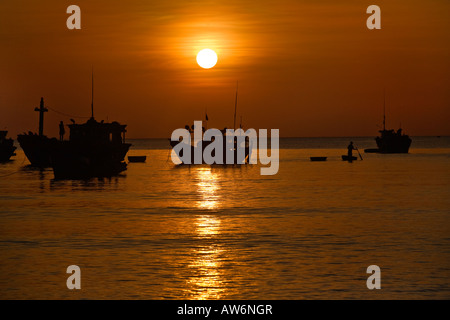 Tramonto su barche da pesca al largo della costa di BAI DAI BEACH PHU QUOC ISLAND IN VIETNAM Foto Stock