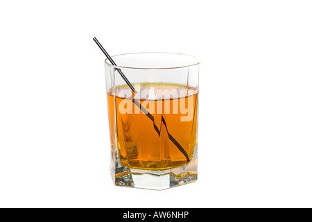 Isolate il taglio di vetro riempita con un forte bere whisky Foto Stock