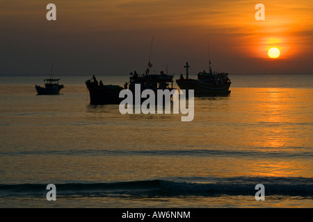 Tramonto su barche da pesca al largo della costa di BAI DAI BEACH PHU QUOC ISLAND IN VIETNAM Foto Stock