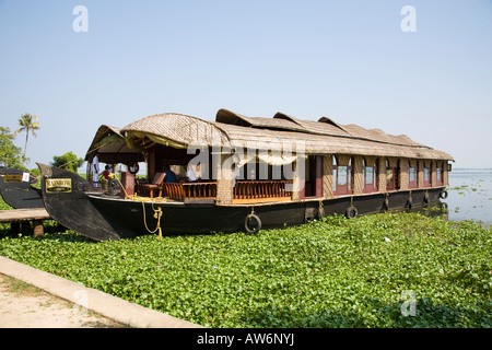 Un Kettu Vallam houseboat ormeggiato sul fiume, Alleppey, Kerala, India Foto Stock