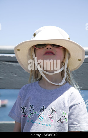 Ragazza sul pontile comunale baia di Monterey, California, Stati Uniti d'America Foto Stock