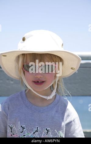 Ragazza sul pontile comunale baia di Monterey, California, Stati Uniti d'America Foto Stock