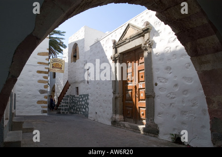 Una vista di una strada laterale in Skala, Grecia, sull'isola di Patmos. Foto Stock