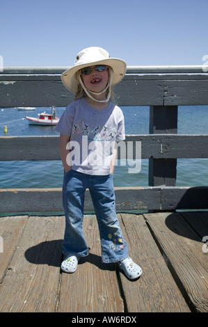 Ragazza sul pontile comunale baia di Monterey, California, Stati Uniti d'America Foto Stock