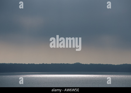 Un albero di sole illumina il Lago Huron vicino al nuovo Presque Isle Lighthouse in Michigan. Foto Stock