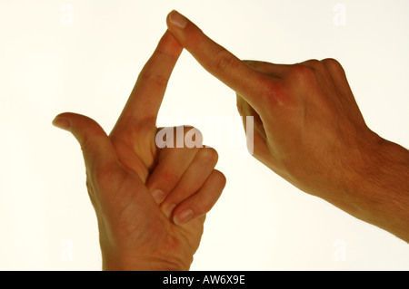 Giovane uomo caucasico le mani dimostrando la British segno per la lettera E contro uno sfondo bianco Foto Stock