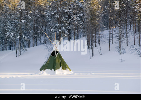 Un tepee shelter in inverno Saariselka nel nord della Finlandia il cambiamento climatico ha già sollevato la temperatura media da 0 7 oC Foto Stock
