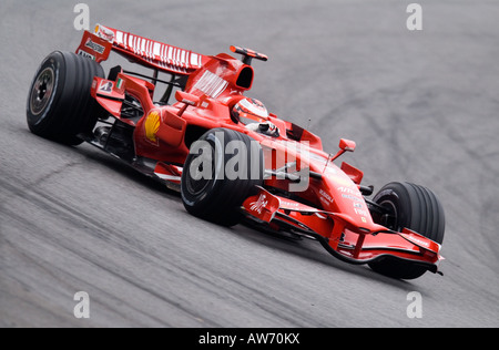 Kimi Raikkoenen fin nel Ferrari F2008 racecar durante la Formula 1 sessioni di prove sul Circuito de Catalunya Foto Stock