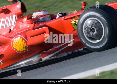 Kimi Raikkoenen fin nel Ferrari F2008 racecar durante la Formula 1 sessioni di prove sul Circuito de Catalunya Foto Stock