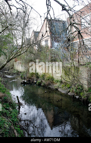 Il fiume piscina sottostante Worsley ponte inferiore in Sydenham, Londra Foto Stock