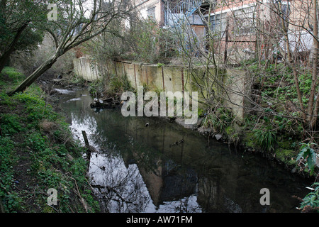 Il fiume piscina sottostante Worsley ponte inferiore in Sydenham, Londra Foto Stock