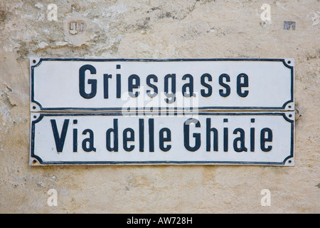 Bressanone, Trentino-Alto Adige, Italia. Segno che mostra i nomi delle strade in italiano e tedesco. Foto Stock