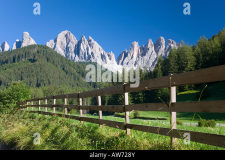 Santa Maddalena in Val di Funes, Trentino-Alto Adige, Italia. Vista delle Odle picchi, recinzione in legno in primo piano. Foto Stock