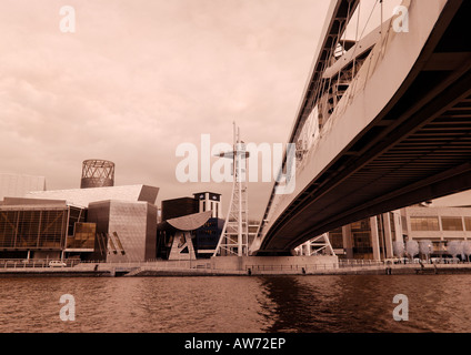 Millennium Footbridge di sollevamento, Salford Quays (UK) Foto Stock