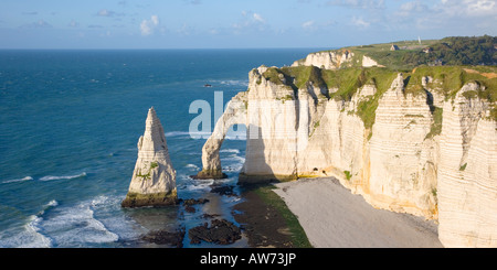 Etretat, Normandia, Francia. Vista dell'Aiguille e Falaise d'Aval da una scogliera rocciosa sopra cove. Foto Stock