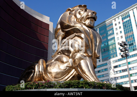 Leone nella parte anteriore del MGM Grand Hotel and Casino, Macau, Cina del Sud Foto Stock