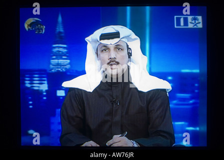 Schermo TV colpo di un saudita newscaster indossando un tradizionale Keffiyeh copricapo broadcasting live su 'Saudi TV', Arabia Saudita Foto Stock